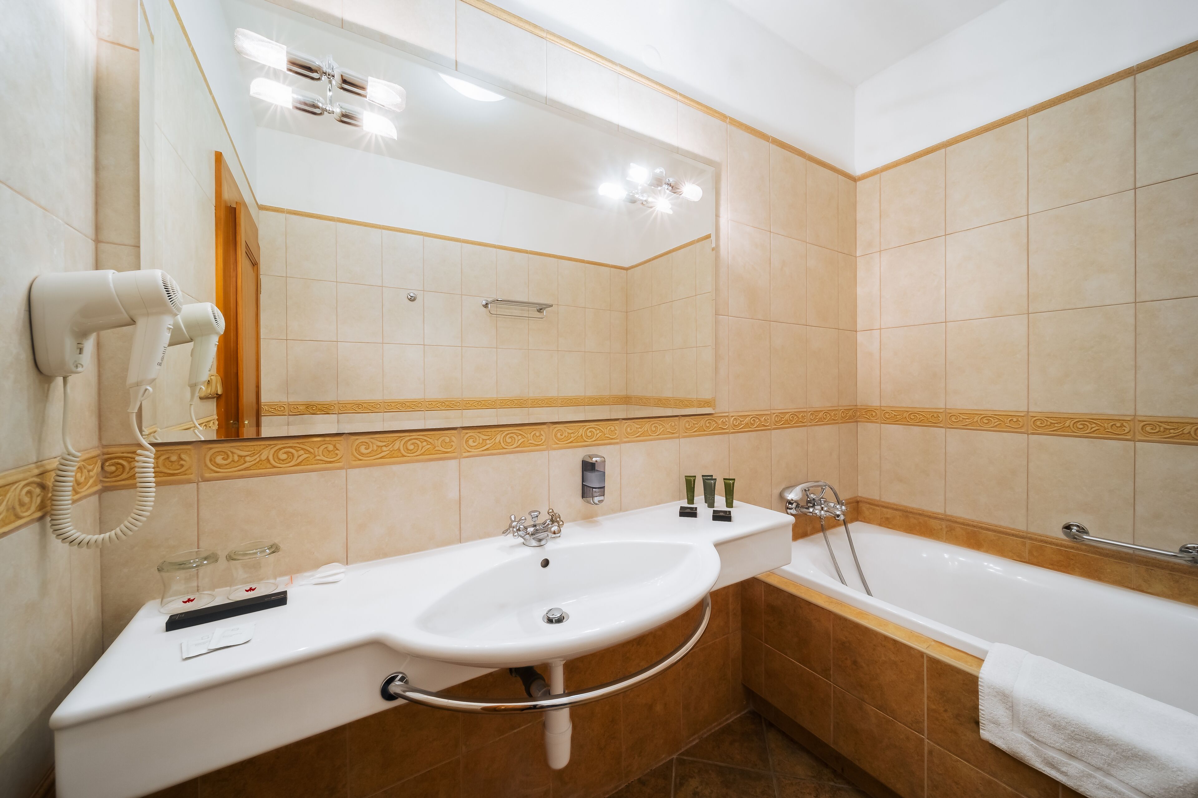 deluxe double or twin room, 1 bedroom | minibar, desk, iron/ironing board, free wifi