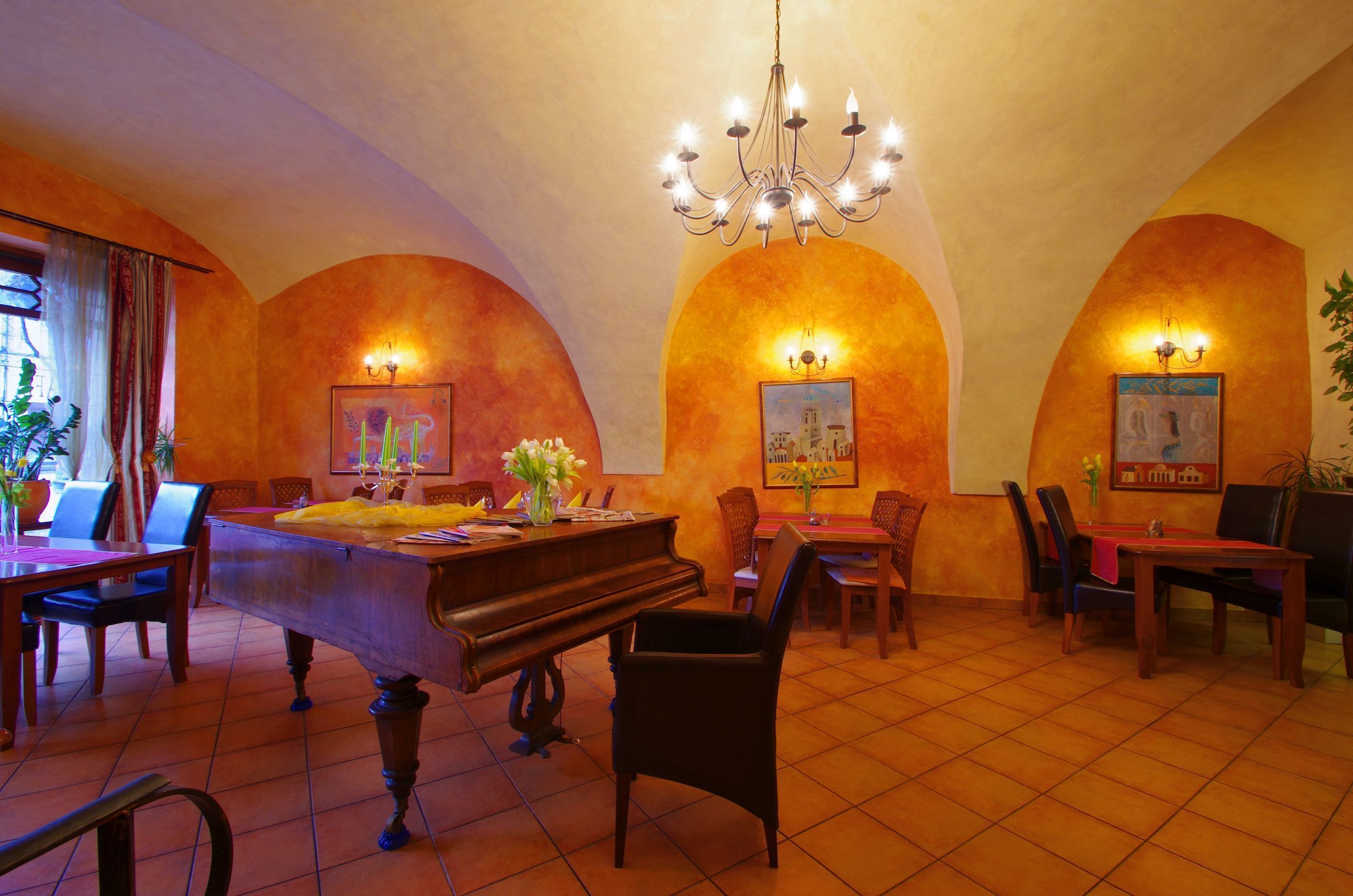 breakfast, lunch, dinner served; international cuisine