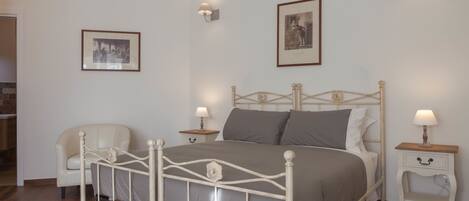 Triple Room | Minibar, desk, cribs/infant beds, free WiFi