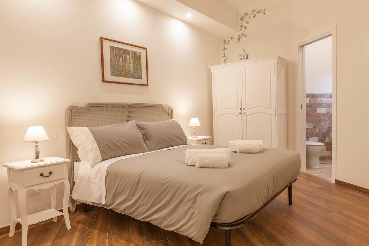 Suite | Minibar, desk, cribs (surcharge), WiFi (free)