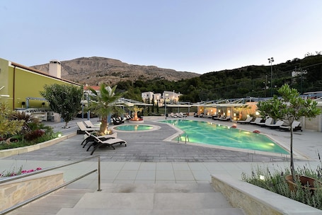 Outdoor pool. Alexander Mountain Resort