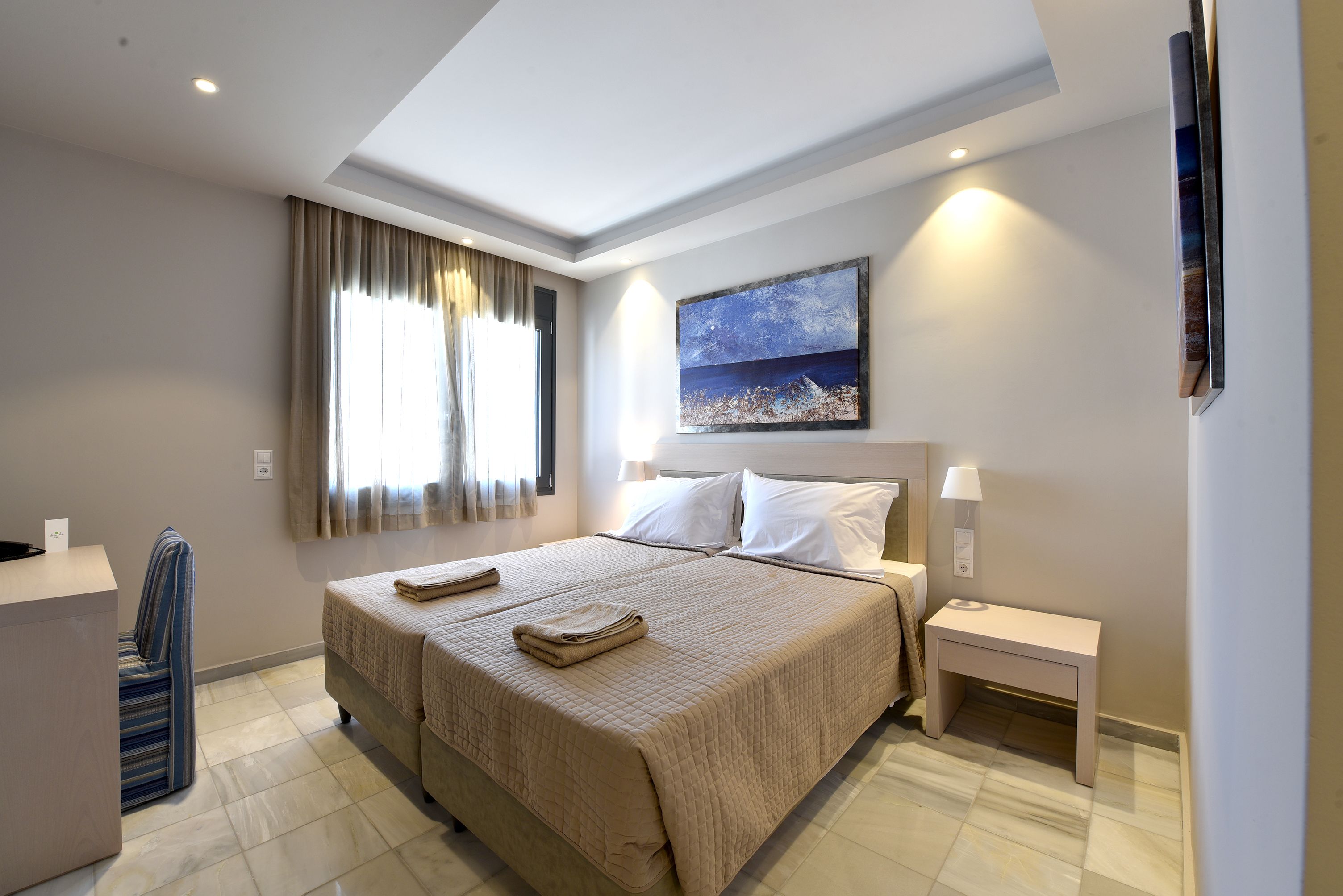 suite two bedroom split level with sharing pool and mountain view | 1 bedroom, in-room safe, desk, blackout curtains