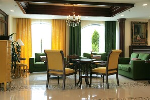 Lobby lounge - Alexander Mountain Resort (Amari)