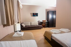 Quarto família | 1 quarto, frigobar, individualmente decorados, escrivaninha