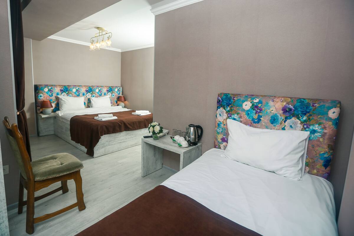 Minibar, bàn, màn/rèm cản sáng, phòng cách âm 