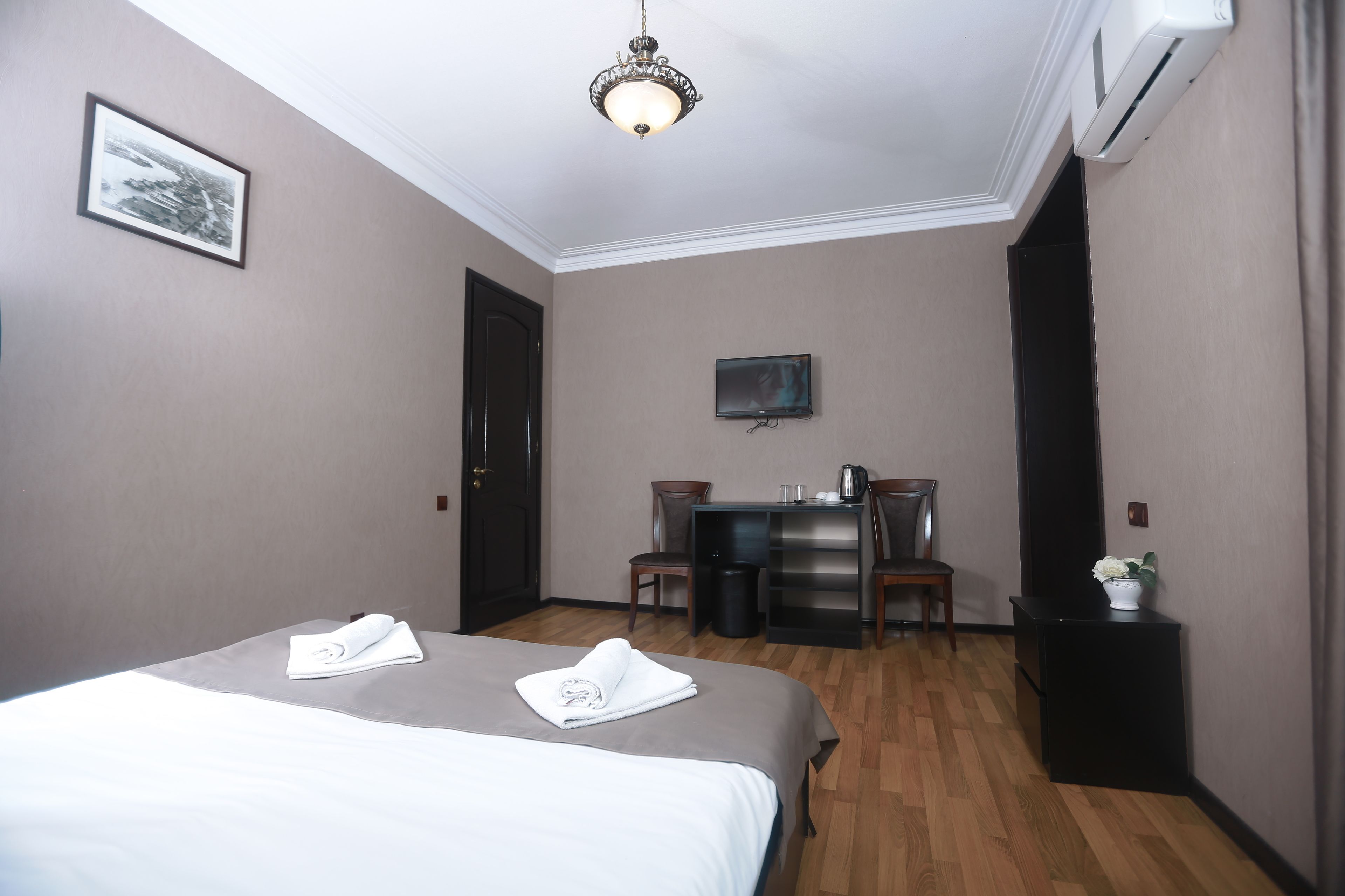 deluxe double or twin room, city view | minibar, individually decorated, desk, blackout curtains