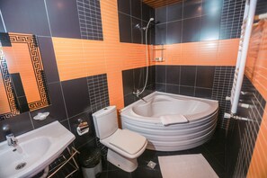 Deluxe Double or Twin Room, City View | Bathroom | Free toiletries, hair dryer, slippers, towels - Hotel New Metekhi (Tbilisi)