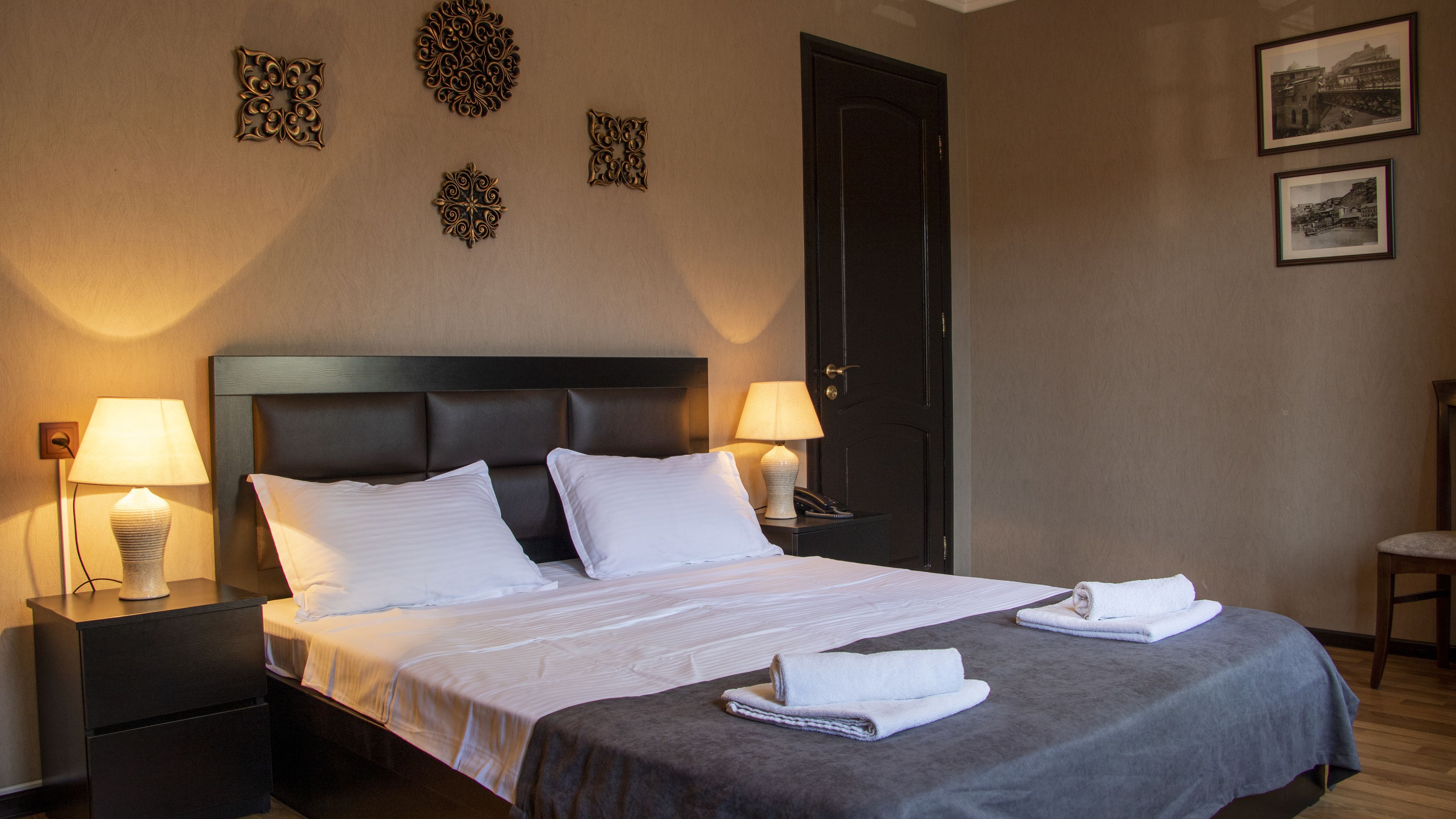 deluxe double or twin room, city view | minibar, individually decorated, desk, blackout curtains