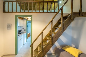Appartement Duplex, 1 chambre, vue jardin | Coin cuisine privé | Réfrigérateur, plaque de cuisson, cafetière/bouilloire