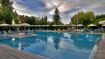 Outdoor pool, pool umbrellas, sun loungers