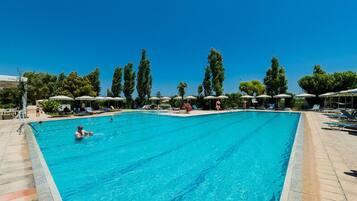Outdoor pool, pool umbrellas, sun loungers