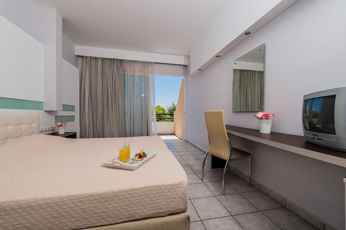 In-room safe, cribs (free), WiFi (free)