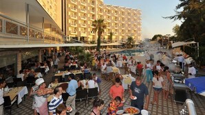 Breakfast, lunch and dinner served - Asrın Beach Hotel - All Inclusive (Alanya)