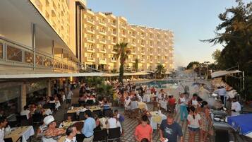 Der serveres morgenmad, frokost, aftensmad og internationale retter