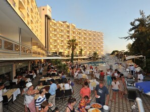 Breakfast, lunch, dinner served; international cuisine 