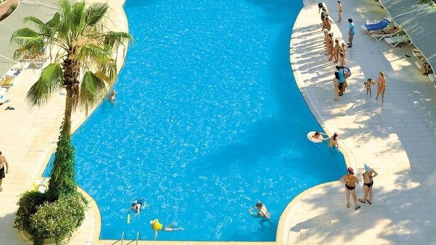 Outdoor pool, pool umbrellas, sun loungers - Asrın Beach Hotel - All Inclusive (Alanya)