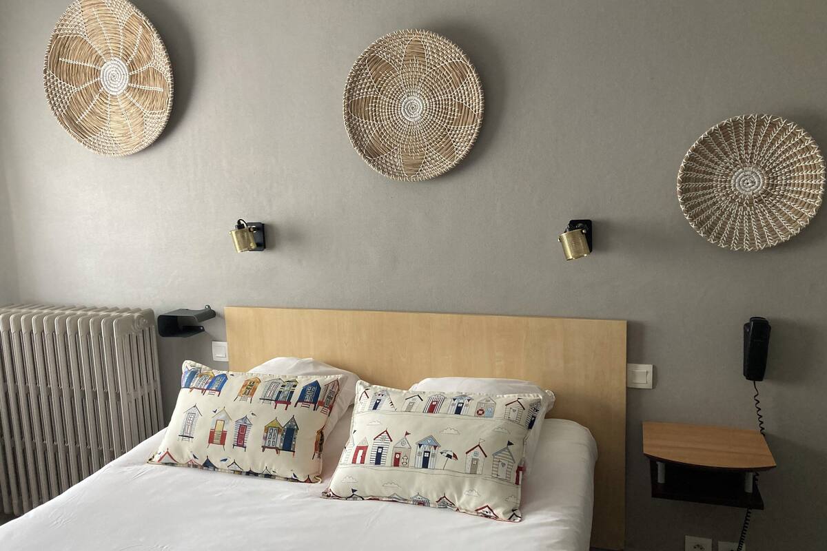 family room | 1 bedroom, blackout curtains, free wifi, bed sheets