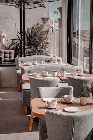 Tägliches Frühstücksbuffet gegen Gebühr