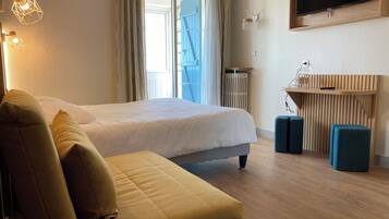 Habitación triple, balcón, vistas al mar | Cortinas opacas, wifi gratis, ropa de cama