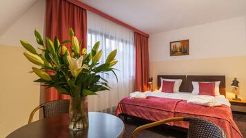 Habitación superior con 1 cama matrimonial o 2 individuales, 1 cama matrimonial, para no fumadores | Escritorio, wifi gratis, ropa de cama y acceso para silla de ruedas