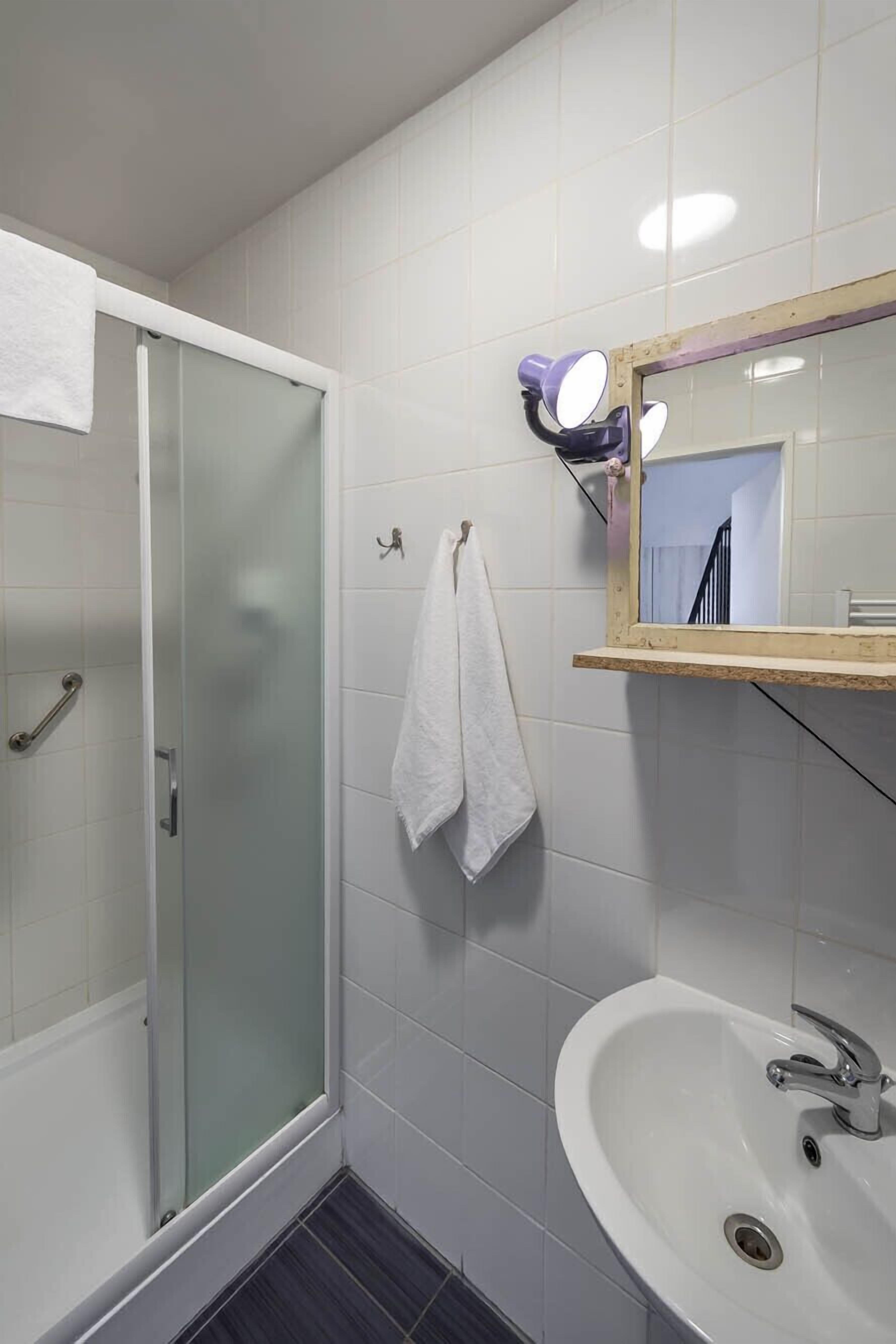 triple room | bathroom | shower, towels