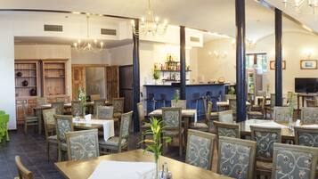 Menyajikan masakan daerah