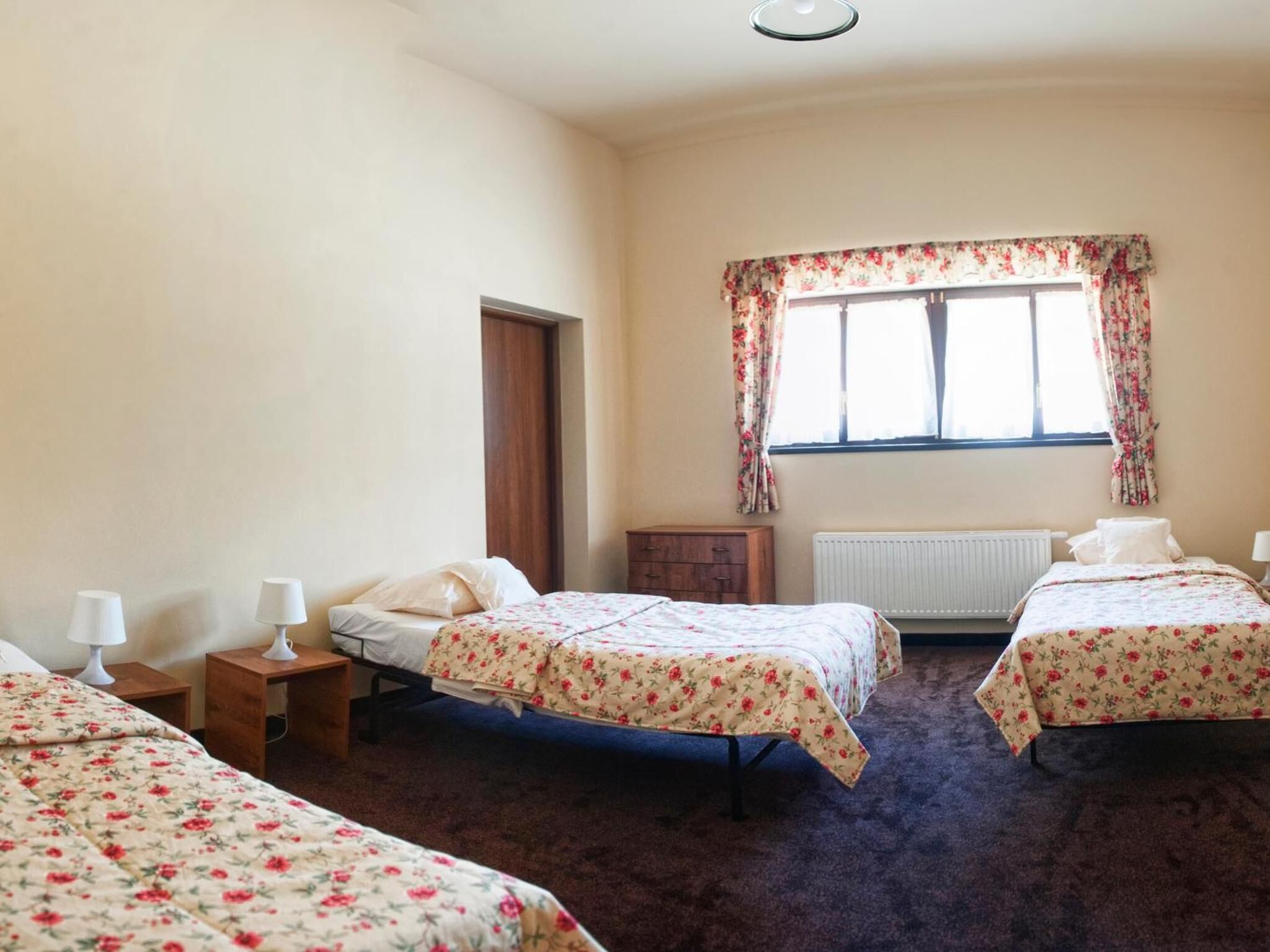 desk, free wifi, bed sheets, wheelchair access