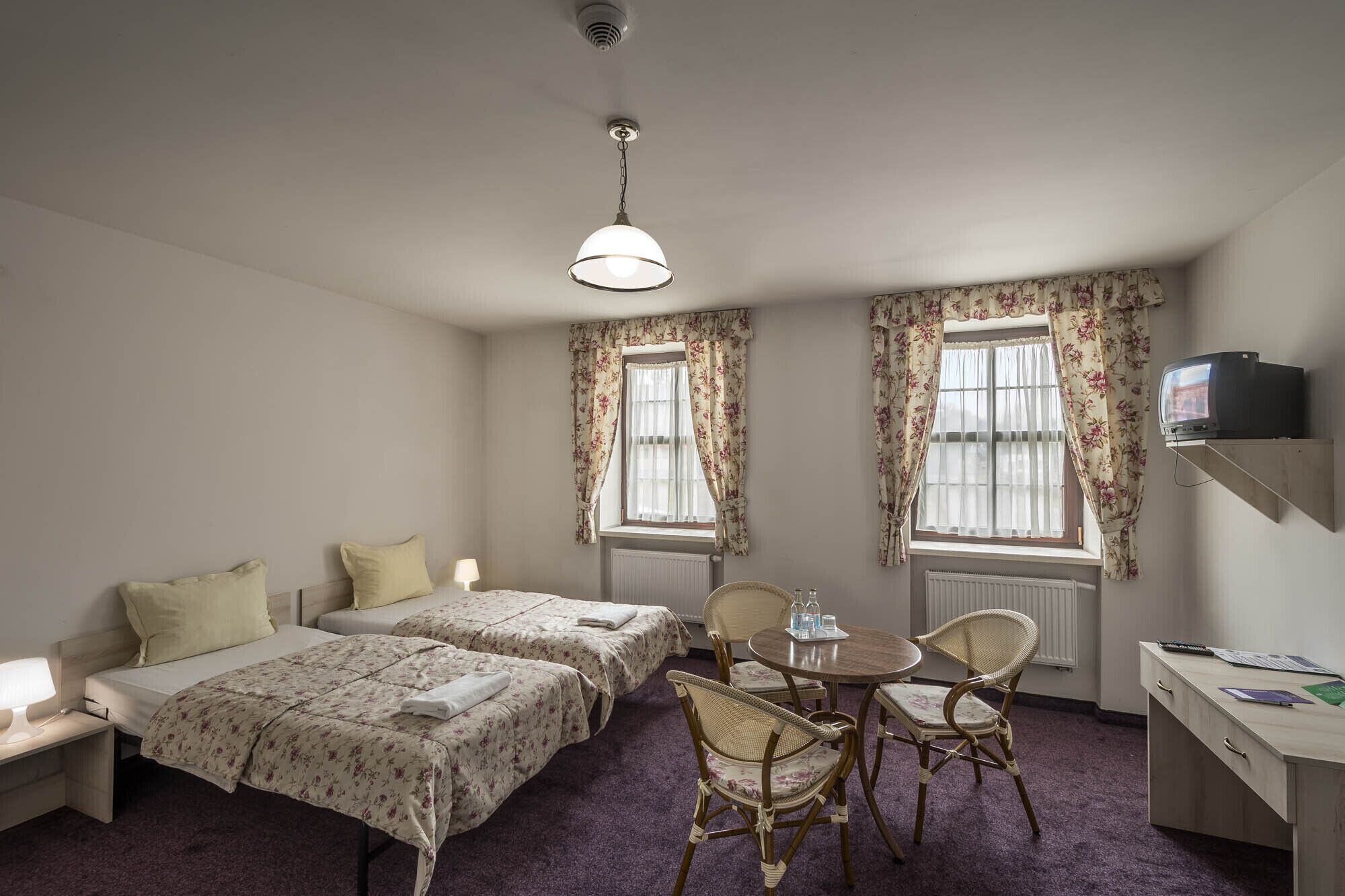 classic single room | desk, free wifi, bed sheets, wheelchair access