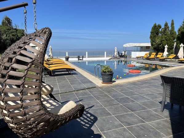 Una piscina al aire libre