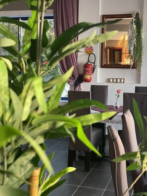 Se sirven desayunos, almuerzos y cenas; cocina marroquí