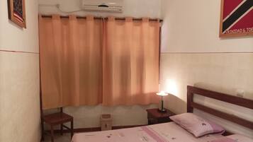 ميني بار وخزنة داخل الغرفة وستائر تعتيم ومكواة/لوح كي