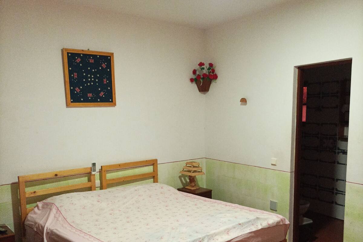 Minibar, brankas, tirai kedap cahaya, dan setrika/meja setrika