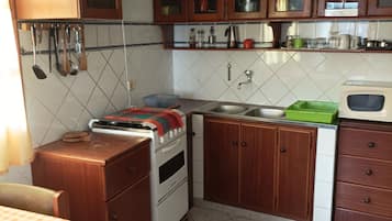 Appartement, 1 chambre | Cuisine privée | Réfrigérateur, micro-ondes, plaque de cuisson, cafetière/bouilloire