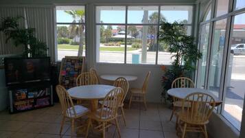 ๋งค์ผ ์ ๋ฝ์ ๋ฌด๋ฃ ์์นจ ์์ฌ ํฌํจ