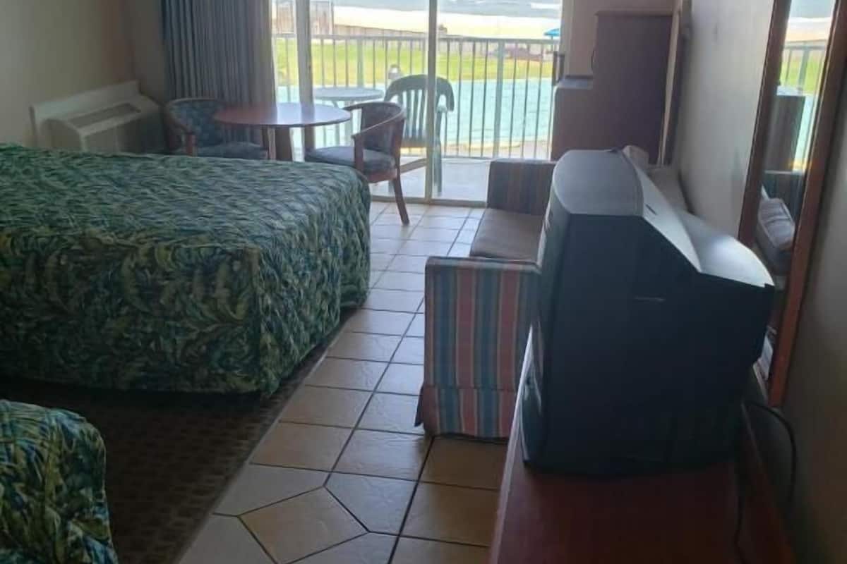 Ocean View Standard | Iron/ironing board, free WiFi, bed sheets