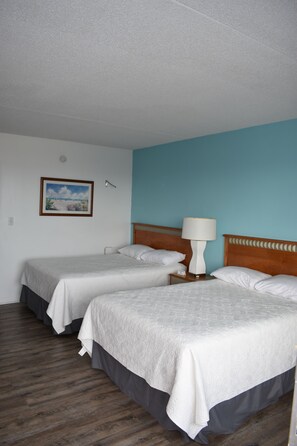 ستائر تعتيم ومكواة/لوح كي وواي فاي مجانًا وملاءات أسرّة