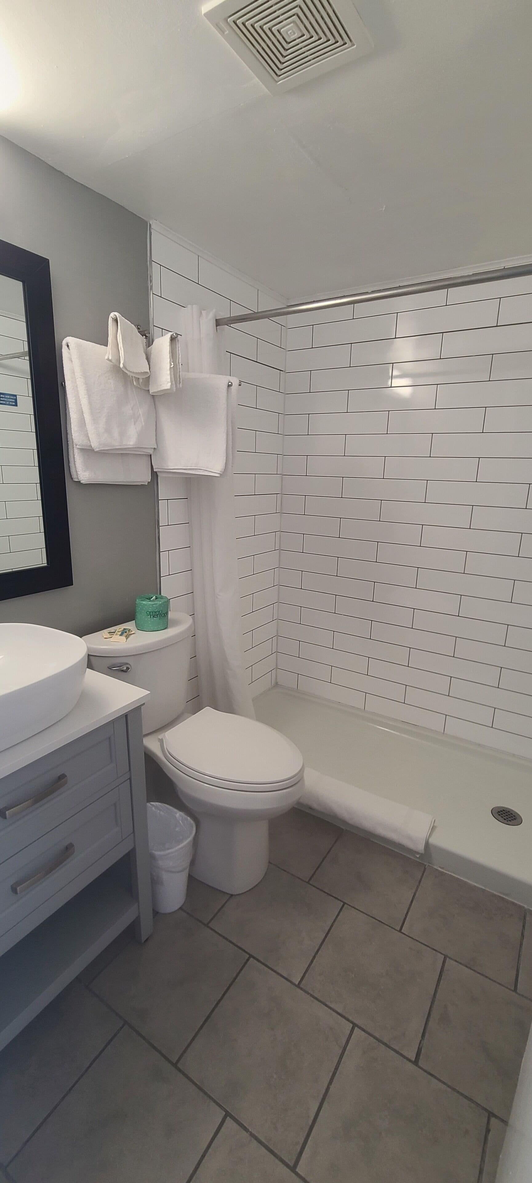 Dusche, Hydromassagedusche, kostenlose Toilettenartikel, Haartrockner