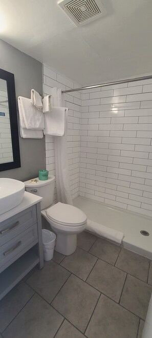 Shower, hydromassage showerhead, free toiletries, hair dryer - Midtown Inn (Myrtle Beach)