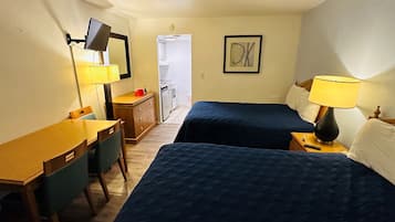 Habitación Deluxe, cocina, vistas al mar | Cortinas opacas, tabla de planchar con plancha, wifi gratis