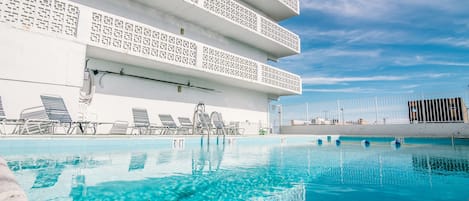 Una piscina al aire libre