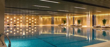 Alberca techada, acceso de 10:00 a 21:00, y camastros