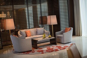 4 restaurants, breakfast, lunch, dinner served; international cuisine  - Renaissance Nanjing Olympic Centre Hotel (Nanjing)