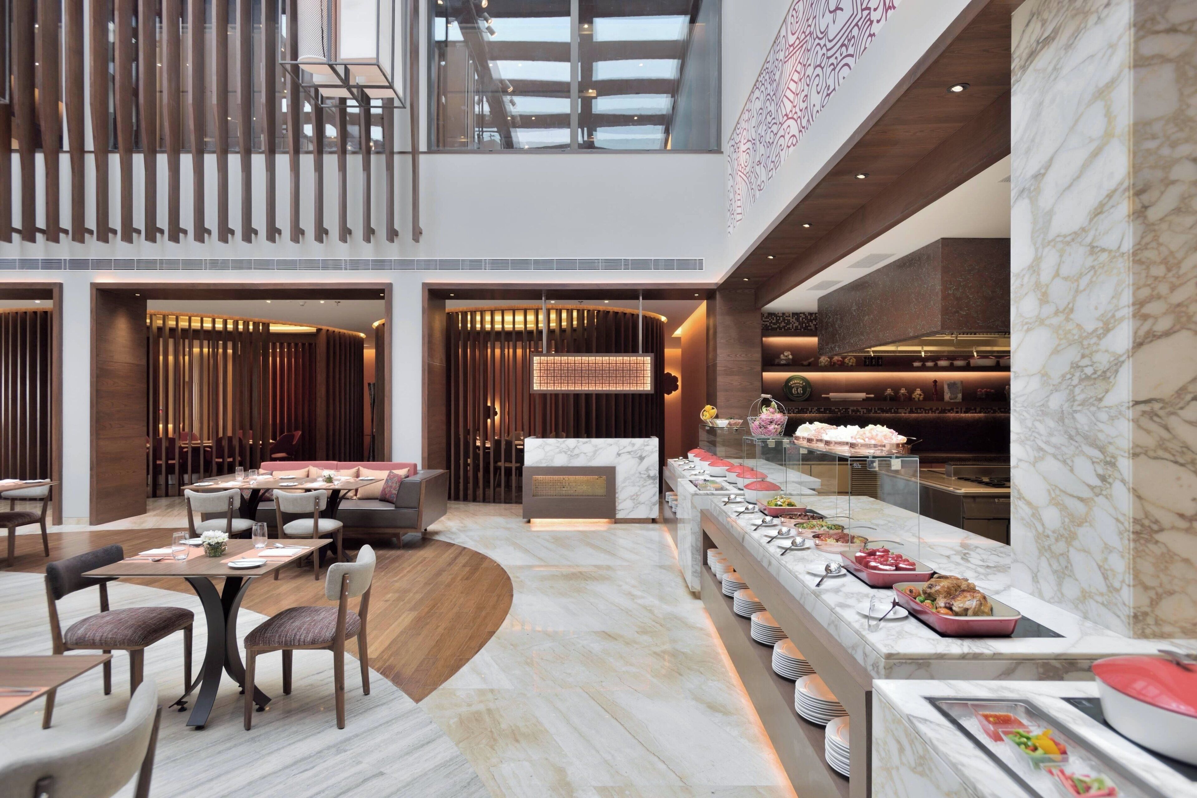 3 restaurants, lunch, dinner served; international cuisine