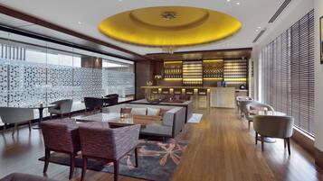 3 restaurantes; se sirve almuerzo y cena; cocina internacional