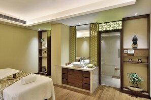 Steam room, body scrubs, facials, manicures and pedicures, massages - Courtyard by Marriott Raipur (Raipur)