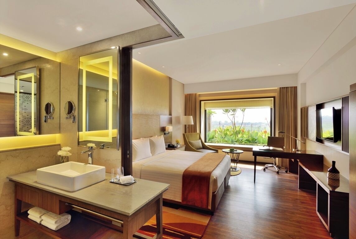 Room, 1 King Bed, City View | 1 bedroom, premium bedding, minibar, in-room safe