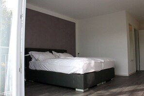Chambre Affaires double, 2 lits jumeaux (2 Twin Beds/ Box-Spring Beds 1.80m) | Bureau, lit de bébé (supplément), lit d’appoint (supplément)