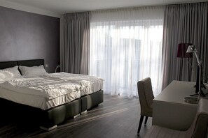 Chambre Double Supérieure, 2 lits une place (2 Twin Beds/ Box-Spring Beds 1.80m) | Bureau, lits bébé (en supplément), lits pliants/supplémentaires