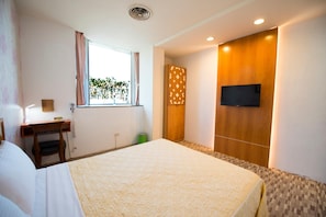 Desk, free WiFi, bed sheets - SongYuan Hotel (Lugu)
