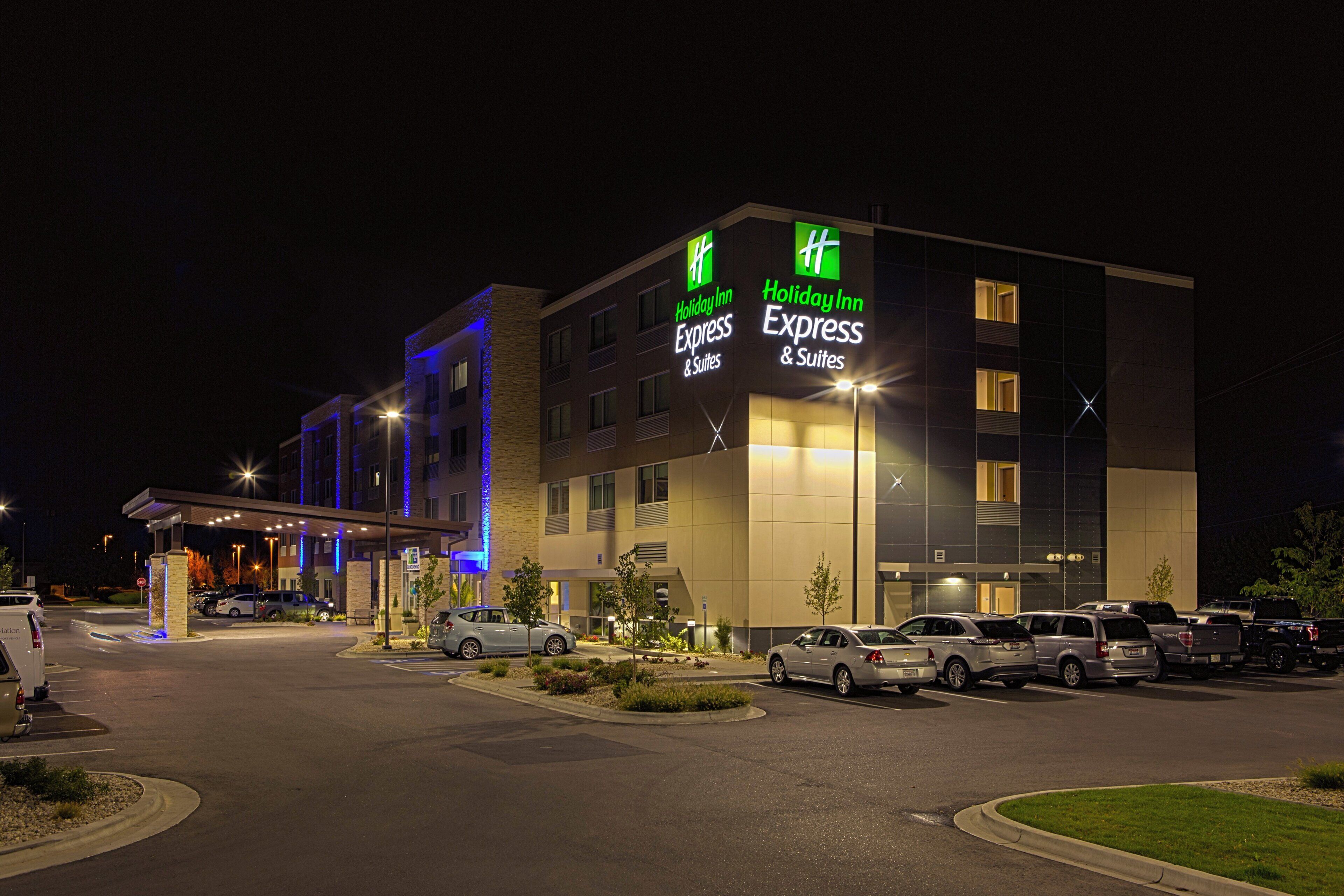 Un hôtel Holiday Inn Express & Suites doté d’un parking et d’un passage couvert.
